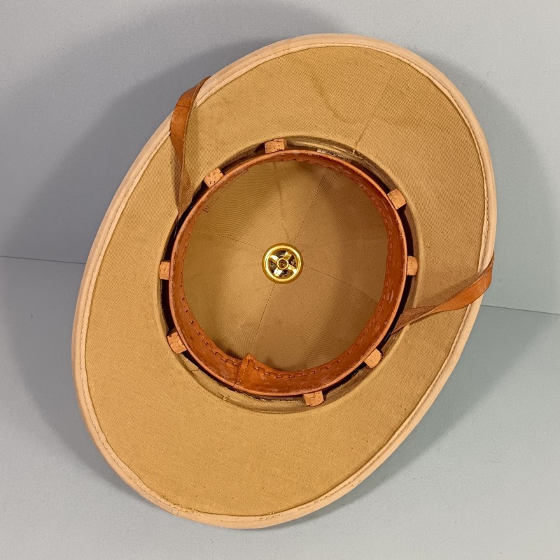 CASQUE COLONIAL EN TOILE BEIGE ET LIEGE FABRICATION REGLEMENTAIRE MILITAIRE 1930-1950 TROUPES COLONIALE LEGION ETRANGERE